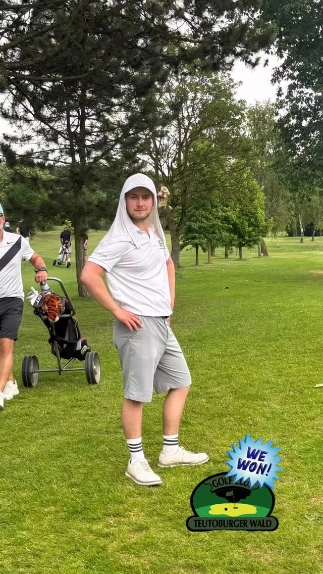 Spielbericht zum 4. DGL Spieltag im GC Münster Wilkinghege.
Die Wettervorhersage sollte Recht behalten. Es war ein heißer Tag mit
deutlich über 30 Grad.
Ab 08.00 Uhr gingen die Einzel auf die Runde. Und wie auch schon bei
den vorherigen Spieltagen entwickelte es sich zu einem Kopf an Kopf
Rennen mit den Kollegen aus Oldenburg.
Es ging hin und her, die Führung wechselte im Minutentakt.
Am Ende der Einzel waren wir mal wieder mit 16 über Par schlaggleich
mit den Oldenburgern.
Besonders hervorzuheben ist die fantastische 66er Runde von Yannick
Köhnen. Auch Max Pieper konnte wieder eine unter Par Runde
reinbringen. Aber die Hitze war für alle Spieler schon eine echte
Herausforderung.
Die letzten Einzel benötigten auch gut 51/2 Stunden für die 18 Loch.
Problem dabei war dann, dass die Spieler vom 18 Grün direkt wieder
auf den 1. Abschlag gehen mussten, um die Startzeiten für den Vierer
noch zu schaffen.
Ohne Pause bei über 30 Grad und dann 36 Löcher spielen, das ist
schon physisch und psychisch eine Herausforderung.
Nachmittags ging es dann an die Vierer.
Und auch hier wieder das gleiche Bild. Bei 35,5 Grad Celsius gingen wir
zu Beginn der Runde relativ deutlich in Führung. Zwischendurch mit 9
Schlägen. Aber dann haben wir ein paar Fehler gemacht und Oldenburg
hat gut aufgedreht. Dadurch ist unser Vorsprung auf nur 1 Schlag
geschmolzen.
Aber da muss ich meinem Team ein großes Kompliment machen. Sie
haben einen super Endspurt hingelegt. Der war auch nötig, da auch die
Oldenburger wirklich hart bis zum Schluss gekämpft haben.
Am Ende haben wir mit 2 Schlägen Vorsprung den Tagessieg erreicht.
Einzelergebnisse Vierer
Yannick Köhnen 66 Sebastian/Christopher 69
Max Pieper 70 Fynn / Hannes 71
Christopher Michael 73 Matthias / Max 73
Matthias Bronnenberg 73 Emanuel / Yannick 78 Streicher
Fynn Hessenkämper 75
Hannes Böckstiegel 76
Emanuel Giemza 80
Sebastian Kotthaus 86 Streicher.
GCTW 
EINMALIG.ANDERS.GOLFEN.